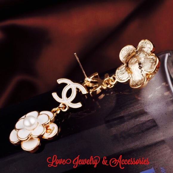 Sale❗️✂️❗️C Logo White Flower Dangle Earrings - Picture 3 of 3