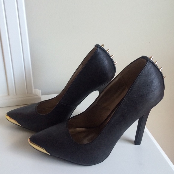 Pointy-toe black and gold heels