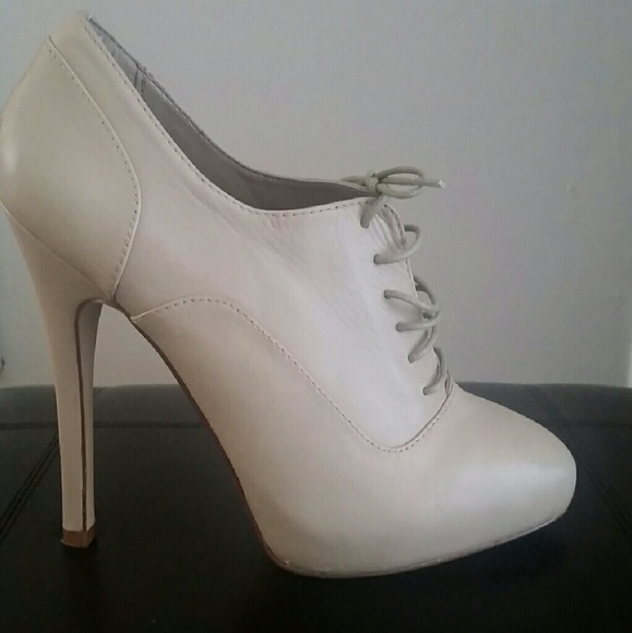 Tan Leather Laced Pumps