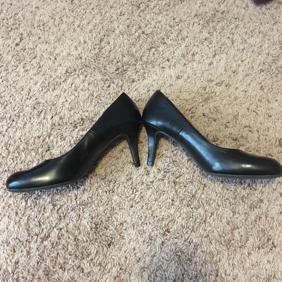 Black round toe heels