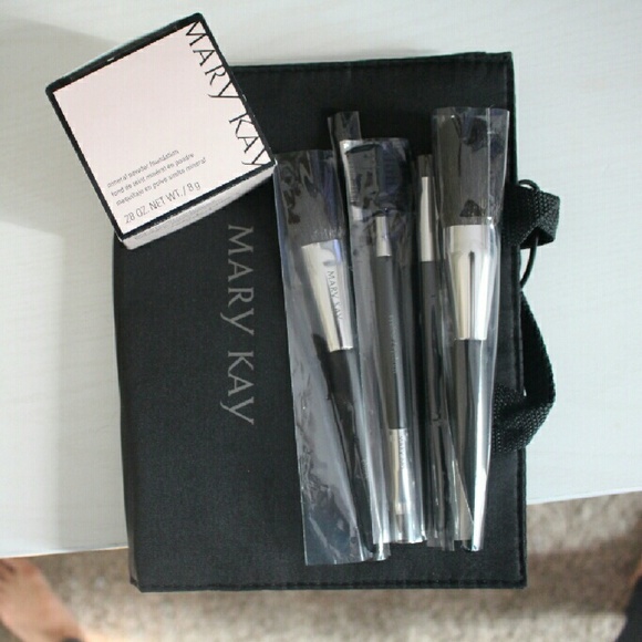 Mary kay brush set and powder bundle