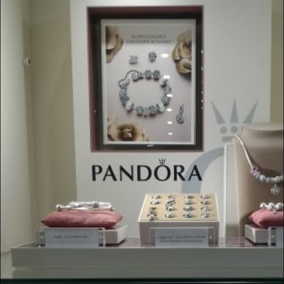 Meet your Posher, Laurie 🌸 - Picture 3 of 7