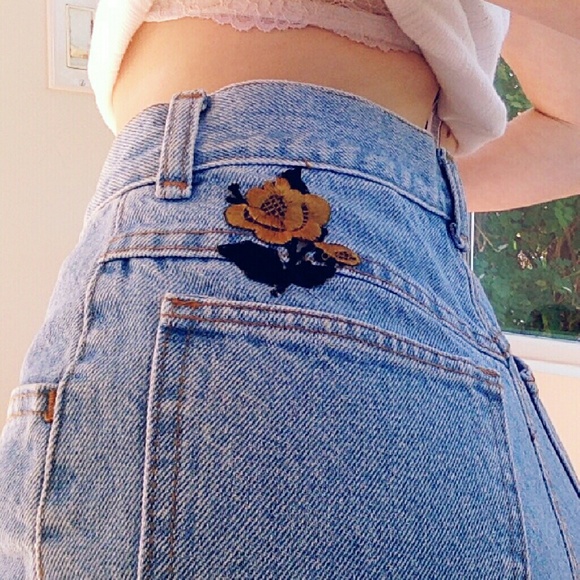 ❌ SOLD ❌ VINTAGE FLOWER CHILD MOM JEAN SHORTS - Picture 3 of 4