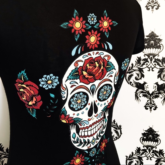 ๐ NWT! Gorgeous Sugar Skull Stretchy V~Neck Top! - Picture 4 of 6