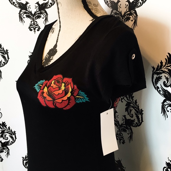 ๐ NWT! Gorgeous Sugar Skull Stretchy V~Neck Top! - Picture 2 of 6