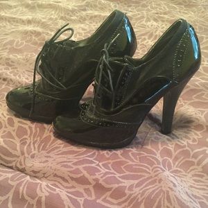 Black patent leather shoes . High heeled booties.
