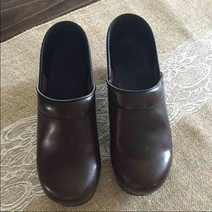 New Dark Brown Dansko clogs size 38 (7.5-8)