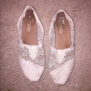 White lace toms