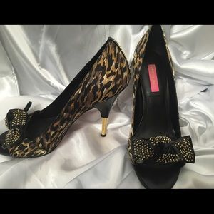 🎉Bottom Price🎉Betsy Johnson Studded Leopard shoe