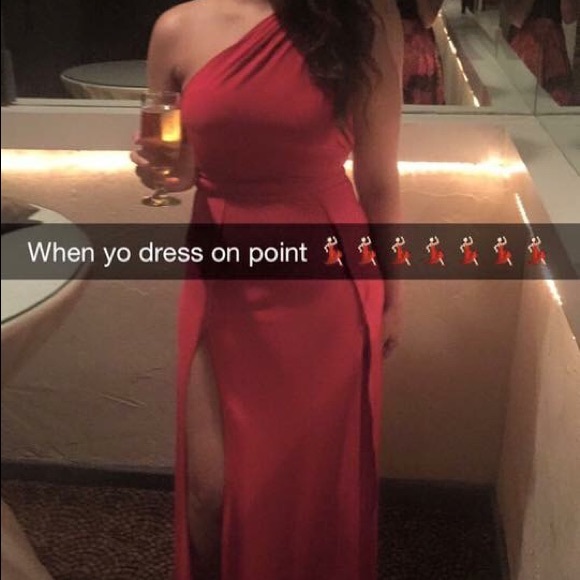 Red gown - Picture 2 of 2