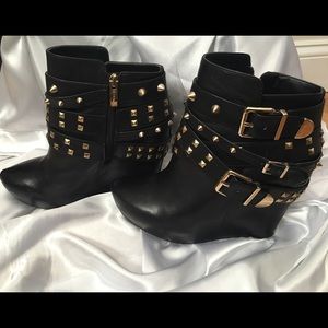BCBG Generation ASPEN Black/Gold Bootie