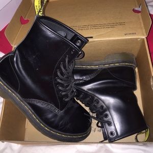 DOC MARTINS SMOOTH BLACK LEATHER BOOTS