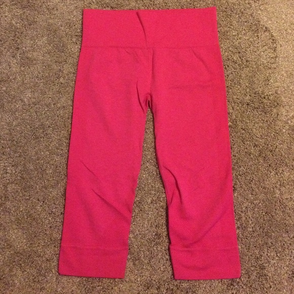 Lululemon pink ribbed Capri leggings size 8