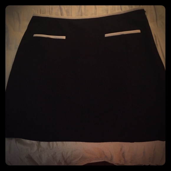 Dressier black skirt white lining around waste - Picture 1 of 1