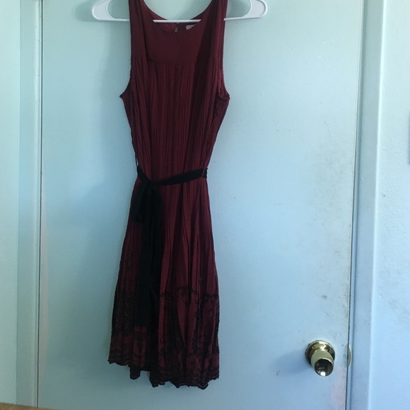 Beautiful red dress with black trim - Picture 2 of 4