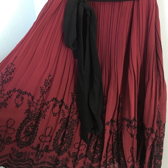 Beautiful red dress with black trim - Picture 3 of 4