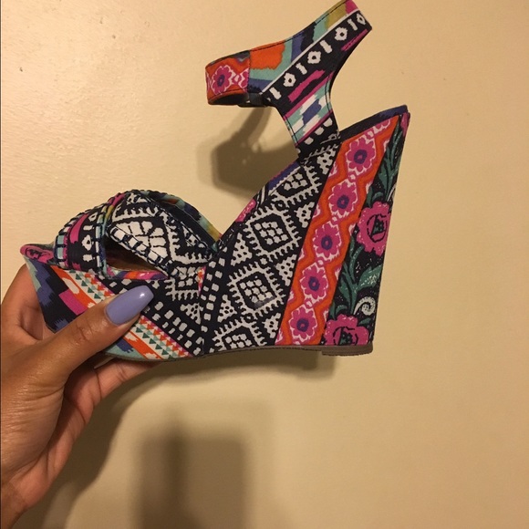 Steve Madden tribal wedges