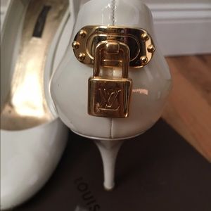 🎉BOTTOM PRICE🎉 Louis Vuitton White Lock Pumps
