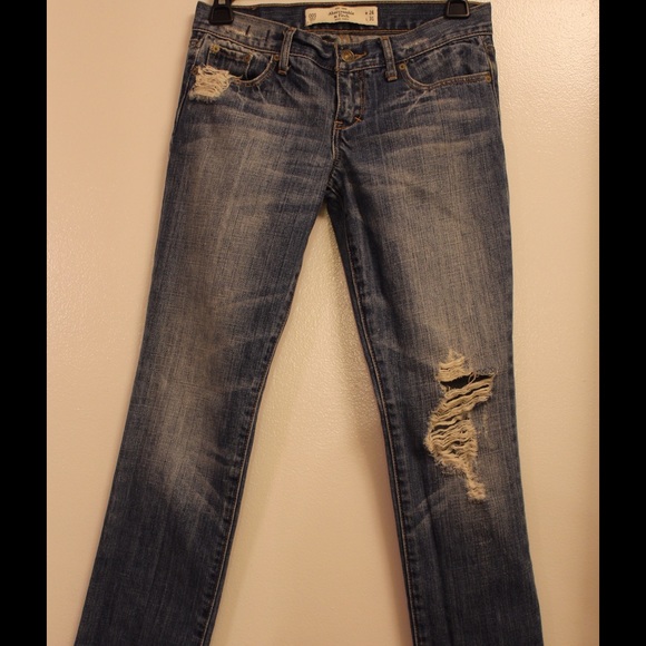 ABERCROMBIE & FITCH WOMEN'S DESTROYED JEANS.