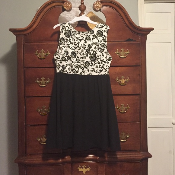 Demi formal black and white dress - Picture 1 of 1