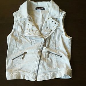 Size 7/8 vest white