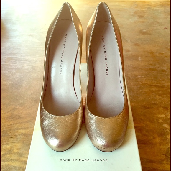 Gold high heel pump