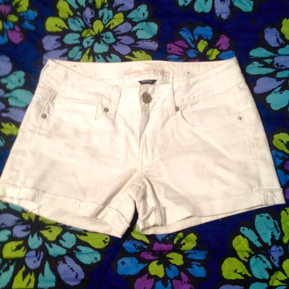 AEO {WHITE} DENIM STRETCH SHORTIE SHORTS!! SIZE 6 - Picture 1 of 4