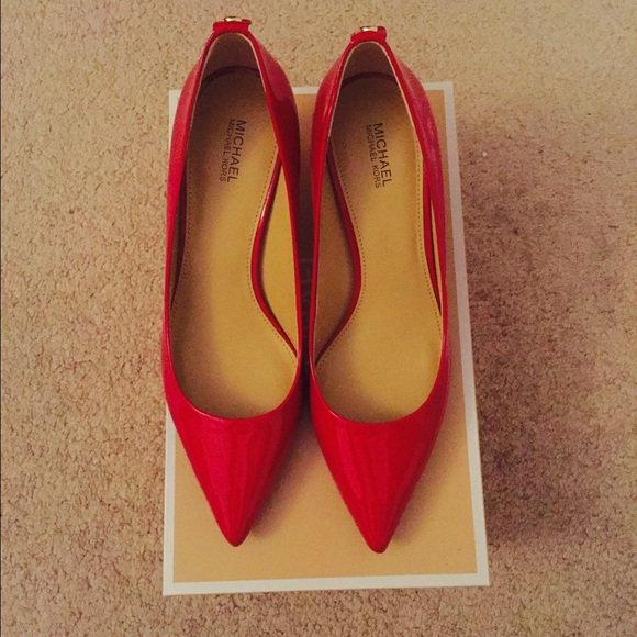 MICHAEL KORS FLEX KITTEN PUMP
