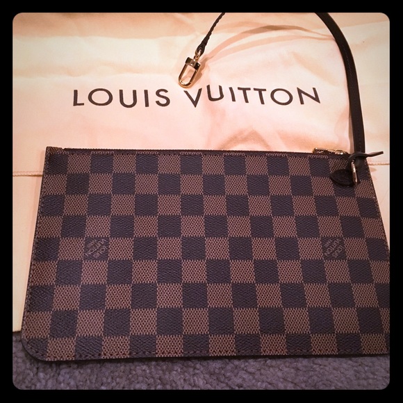 Louie Vuitton wristlet ❣