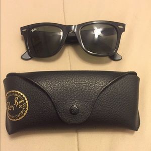 Ray-Ban wayfarer.