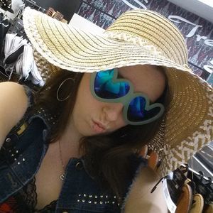 Meet your Posher, Brittney