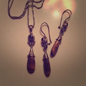 Amber pendant necklace with matching earrings.