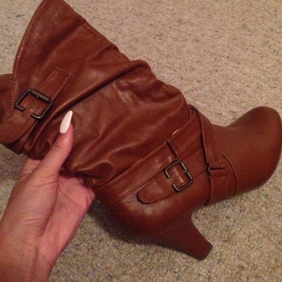 Chestnut heel boots - Picture 2 of 2