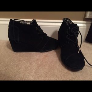 Black Tom wedges!