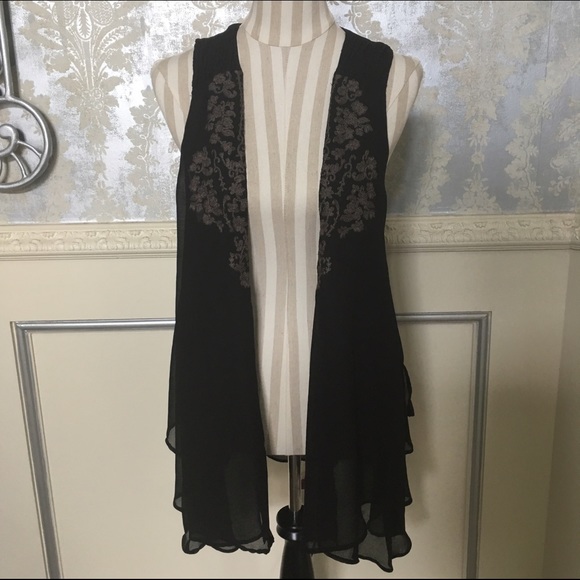 Ecoté black best with floral embroidery