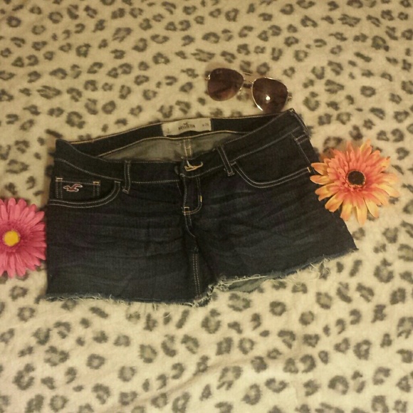 Stylish Hollister dark wash denim shorts frayed!