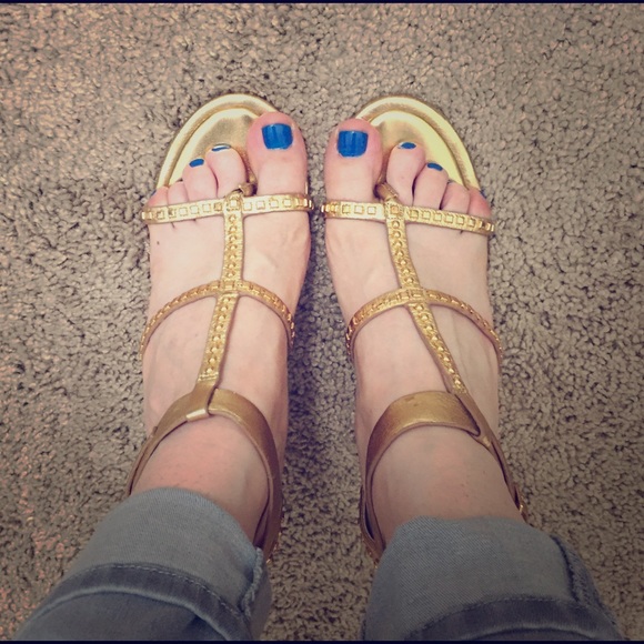 🔸FINAL SALE🔸 BCBGMAXAZRIA Wedge Heels in Gold