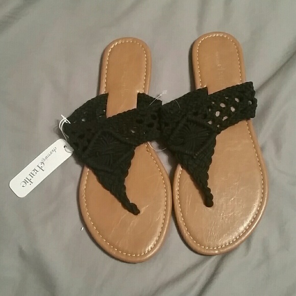 ❤️FINAL MARKDOWN❤️Charming Charlie flip flops