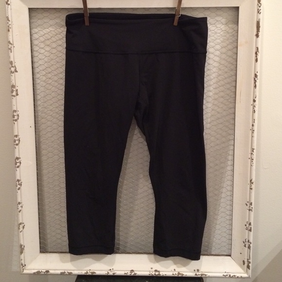 Black Lululemon Wunder Under Crop