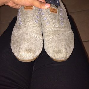 Grey toms