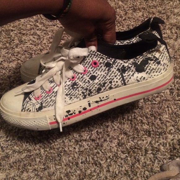 Gently used sneakers - Picture 2 of 2