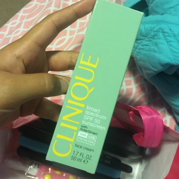 Clinique sunscreen SPF 50 - Picture 1 of 2