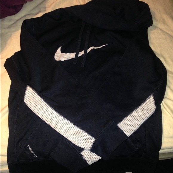 Nike Tops - Nike sweatshirt