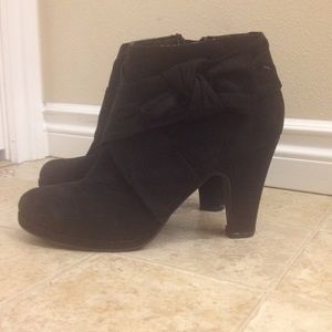 ✨ Black ankle boot bow tie heels ✨