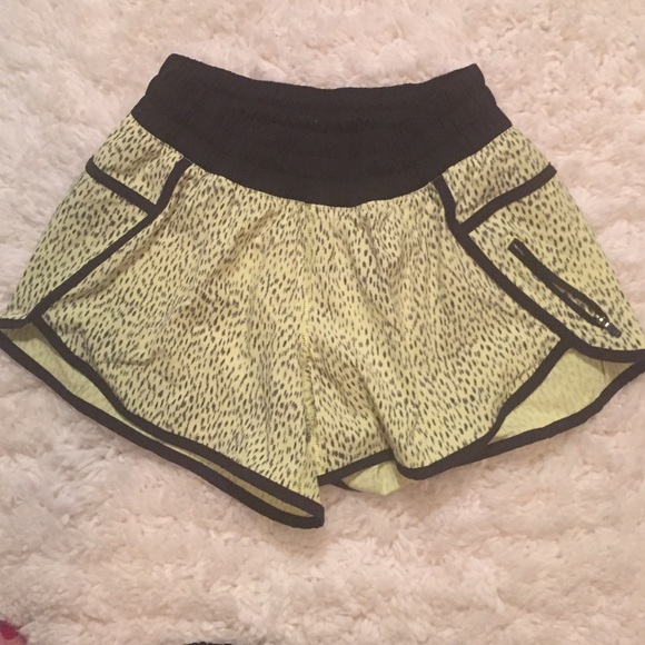 Lulu tracker shorts size 6. EUC (worn < 5 x!)