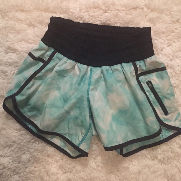 Lulu tracker short size 6. EUC