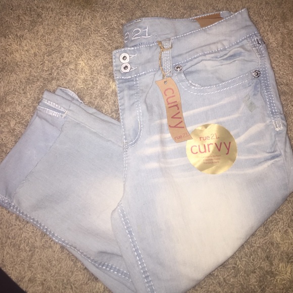 CURVY CAPRIS