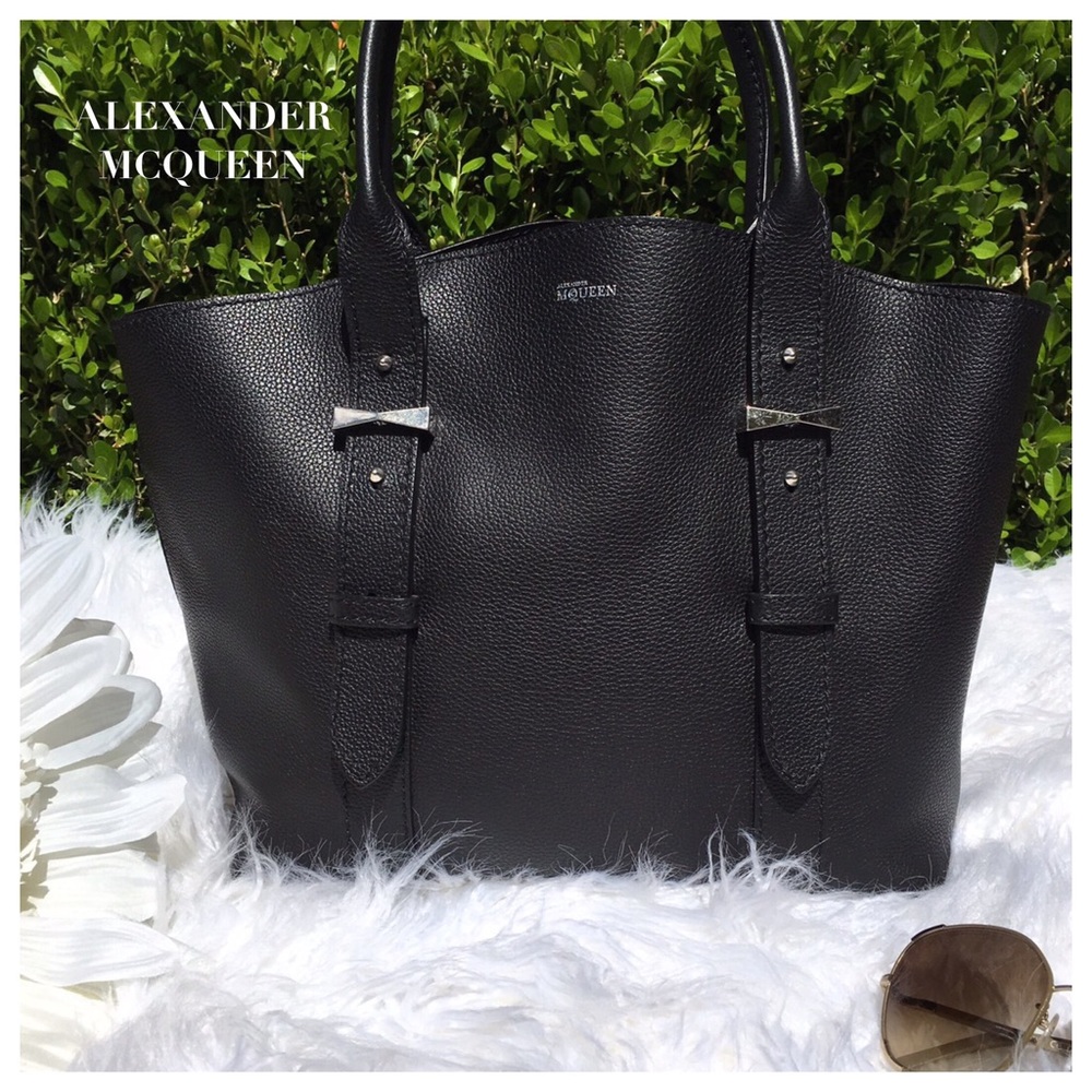 🎉 ALEXANDER MCQUEEN BLACK LEGEND BAG