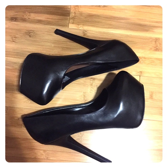 Steve Madden Dejavu  platform pump In black.