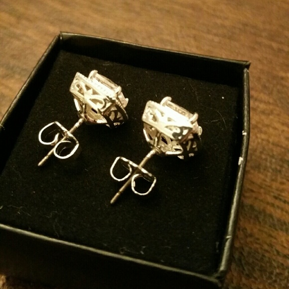 SOLD Square stud earrings - Picture 2 of 2